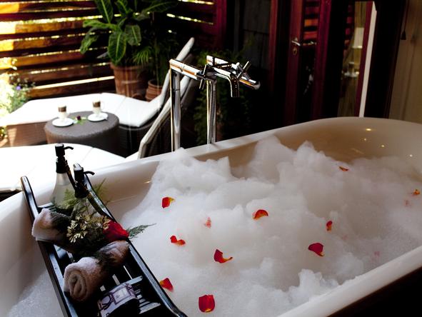 Arusha Coffee Lodge - romantic bath